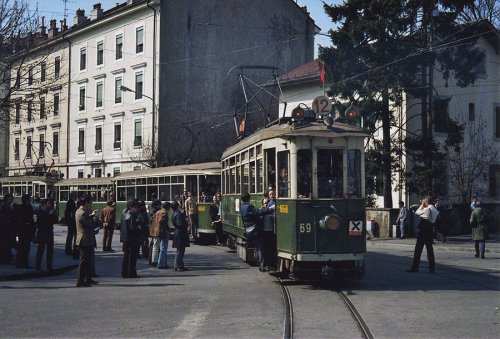 Adieu aux vieux trams du 19 mars 1972, place de la gare de Chêne-Bourg {JPEG}